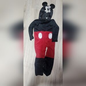 mickey mouse costume size 3T-4Tbrand Disney baby Condition used one for 2 hou